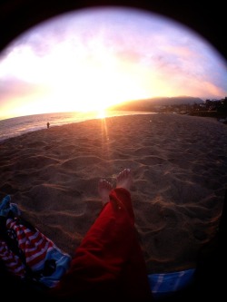 lauraawawryk:  White toes in the sand