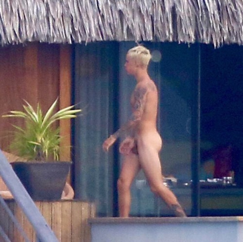 broswithoutclothes:  Posting gratuitous Beiber porn pictures