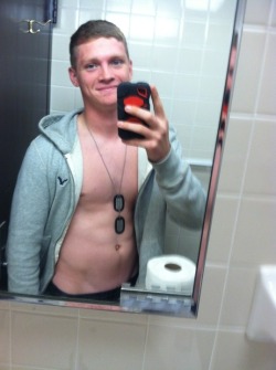 guyswithcellphones:  shitilikeandafewofme:  21 year old soldier, Fort Campbell, KY. Follow me for more like this! www.shitilikeandafewofme.tumblr.com  Sooooo delicious!! - GWCP 