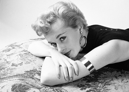 normasjeanes: Tippi Hedren photographed by Milton Greene, c. 1953.
