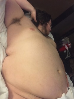 fa-chublove:  Look at that belly 😍