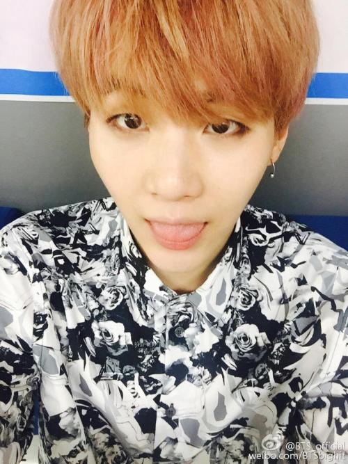 bulletproof-boyscouts:홍콩… 조금만 기다려… 천재민슈가가 간다 Hong Kong… Just wait a little bit.. Genius Min Suga’s g