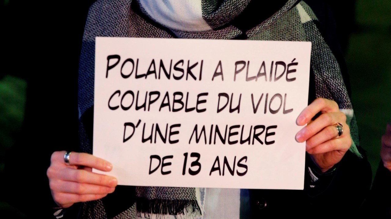 ACUSADO. Protestas contra Roman Polanski en París. Activistas feministas francesas se manifiestan contra el director franco-polaco Roman Polanski, “No hay honor para los violadores”, gritaron las activistas al paso del realizador, de 84 años, que...