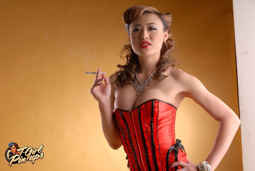 tsensual69:  Venus Lux —- Pin-Up’s cigarette —- Venus is really pretty whit