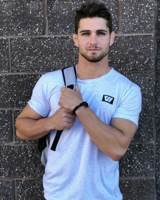 pint-of-gat:  thecurlyyogi:  pint-of-gat:  🏃  whatcha lookin’ at down there (:  