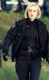 everyday-shud-be-a-holiday:  Gail Peck strutting into your heart. 