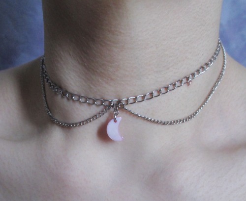 ofstarsandwine:moon chain choker