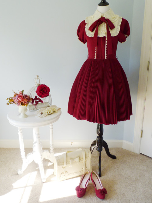 country-mouse:  Coordinate for Brunch. The detachable collar is from Innocent World. The dress is old school Metamorphose. The skirt’s so heavy I’m wearing three petticoats. All the accessories are handmade by me (Atelier Angel on etsy). 