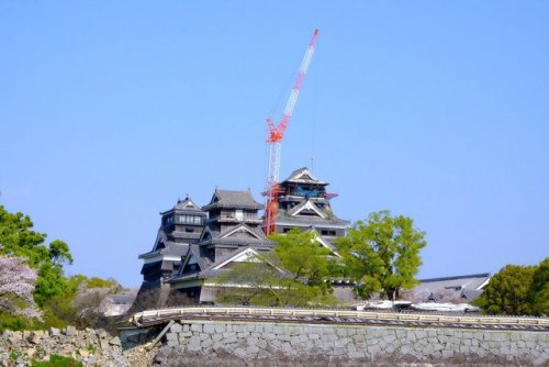 イヌイヒロツグ‏ @Celtic_Airsいよいよ、#熊本城  #大天守 #復旧工事 が始まりました。巨大クレーンにビックリ…。全国からの #復興支援 で、熊本城は蘇り