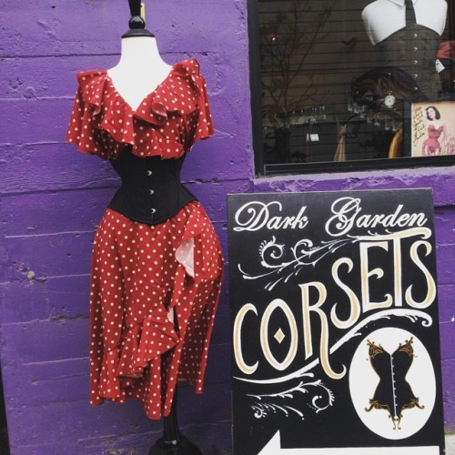 Someone just got a new order in of Unique Vintage dresses! Come over to #321lindenst and check them 