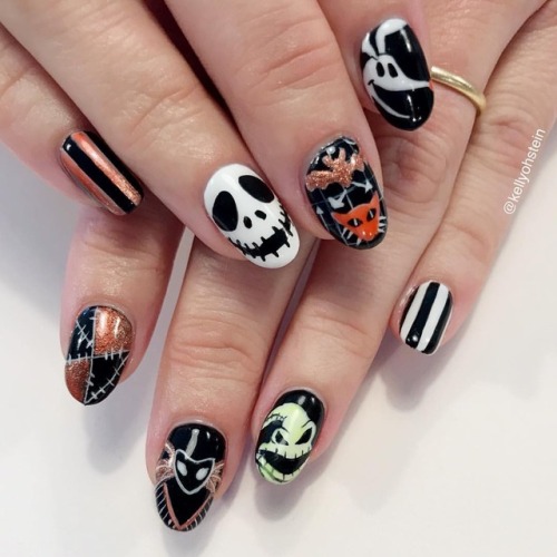 IN this town don’t you love it now, everyone’s waiting for the next suprise! 31 DAYS OF HALLOWEEN DAY 21 💀 🎃 👑 on @catherinermarshall
.
.
.
.
.
.
.
.
.
. #nailart #junipernails #juniperkelly #seattlesalon #seattlenailart #seattlenails...
