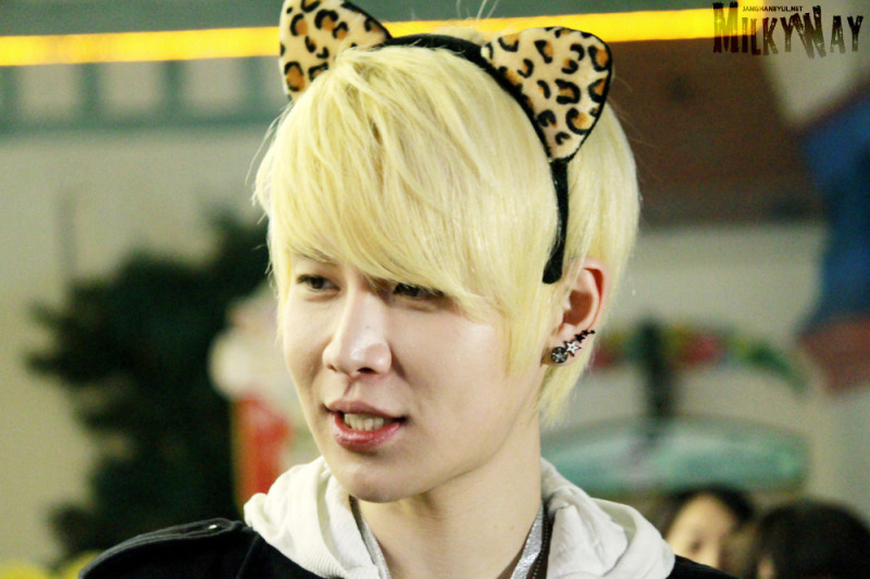 ledappleworld:  [Photo]121213 Lotte World - Hanbyul [cr: Milky Way] #1 Do not edit