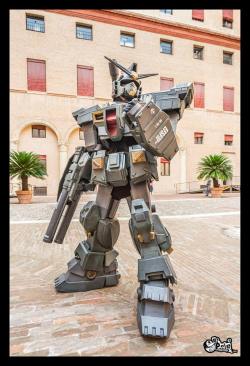 theinfamouschubbykitten:  trystan-stuff:  kamikame-cosplay:  OMG! Epic Gundam FA78 by Black Link (Prizmatec cosplay) seen at FEC&amp;G (with Elisa Montico as Iron Man) Photos on header by Pole Digitalpix  Serious work there   Amazing