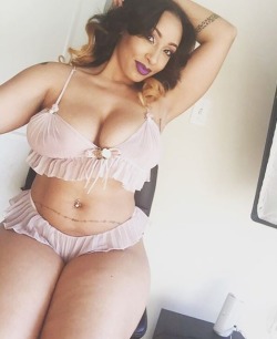 camphonechicks:  bigeric05:  DAMN THICKNESS