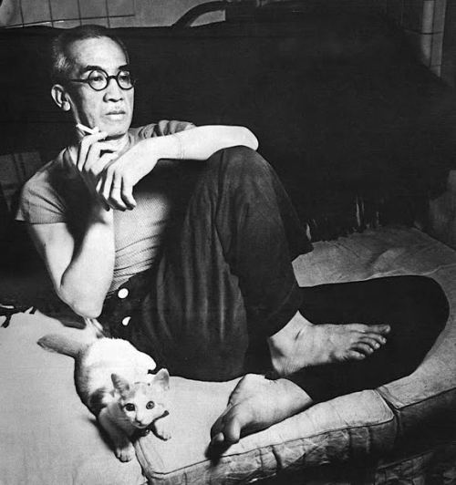 Léonard Tsuguharu Foujita (藤田 嗣治, Fujita Tsuguharu) with his cat