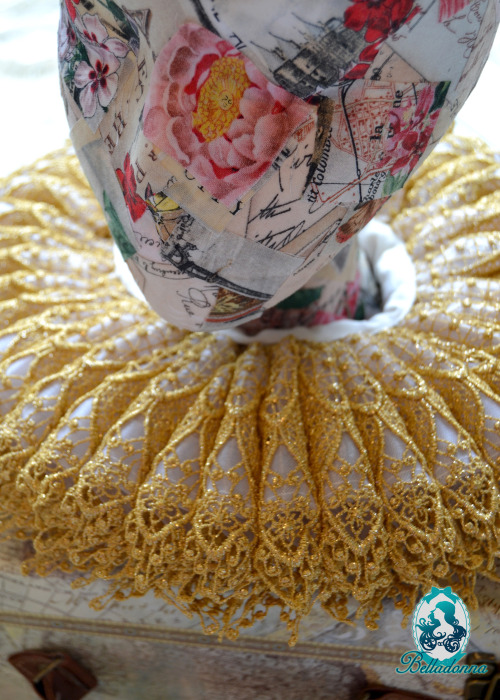 The Queen&rsquo;s Ruff  When you wear this opulent gold lace ruff, you will feel like the queen 