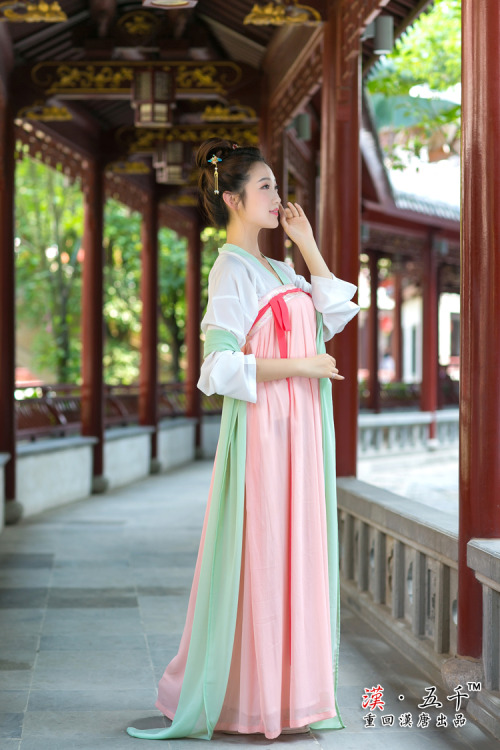 fouryearsofshades: Model 麻豆：@丫丫_Yami Photographer 摄影：@ uu 重回汉唐 5hanfu.taobao.com/