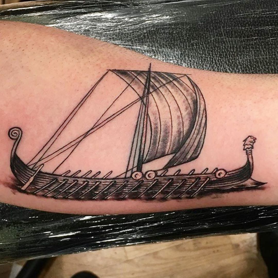 Evil Genius Tattoo Club - Minimalist boat. Tattoo by @theleftflipflop. . .  . . . #minimalism #minimalist #minimalismtattoo #boattattoo #nautical  #watercraft #sailing #sailboat #tattoolife #tattoowork #cutetattoos  #electrumtattoosupply #saniderm ...