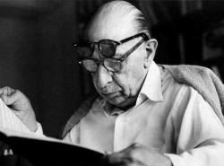 de-es-ce-ha:   Igor Stravinsky wearing two