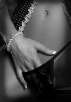 enjoyingtheviews:  we-do-love-them-in-pearls:  ~  ~ 