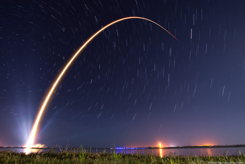 I made a rocket launch streak and star-trail composite of SpaceX&rsquo;s Falcon 9 carrying Hispa