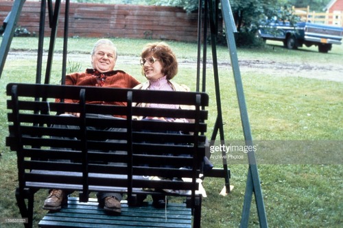 Charles Durning sits with Dustin Hoffman in a scene from the film “Tootsie” (1982).