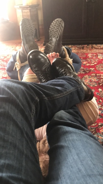 seabondagesadist:Resistor ( https://www.recon.com/view_profile.aspx?id=483775 ) tighty frog tied in the living room. A perfect place to rest your boots on a sunny afternoon is on a bound boy… And if you need a little exercise… 😈