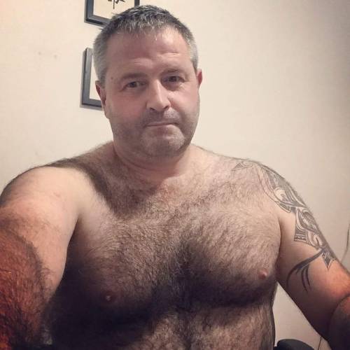 daddysbottom:  “So what do you think? With, or without?”He asks on the phone as I look at the photos that he had just sent me. I want to say that he looks fucking good either way, and that I’d run my hands on that beefy hairy chest no matter what