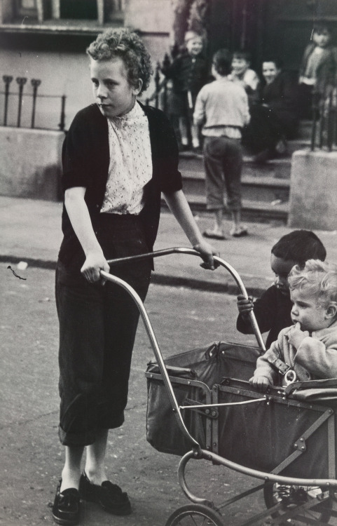 kafkasapartment: Southam Street, North Kensington, London, 1956. Roger Mayne (British, 1929-2014). G
