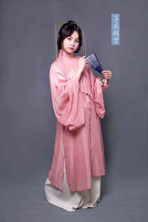 Traditional Chinese clothes, hanfu. 子衣明堂