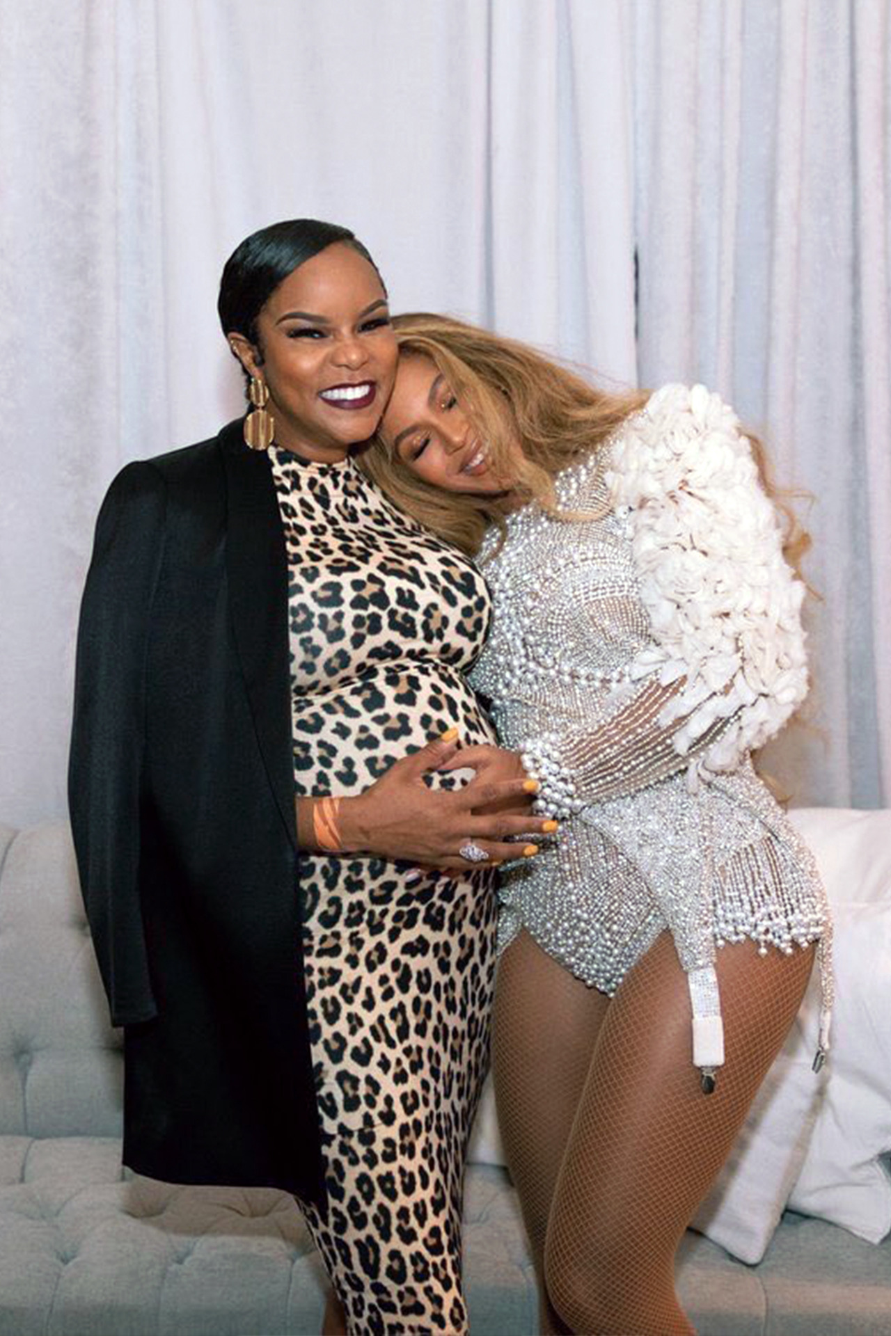beyhq: Beyoncé backstage with Letoya Luckett in Dallas.