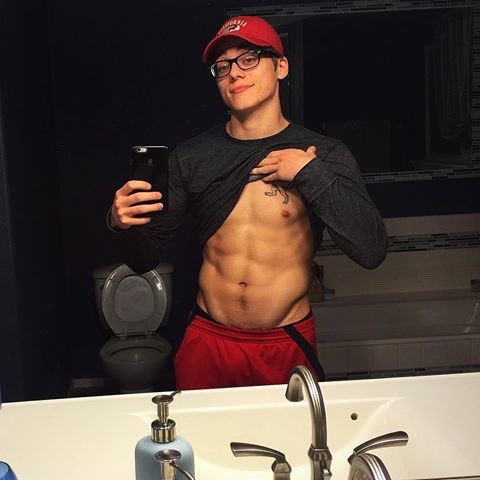 theeexposure:  There’s something about a nerd with a big dick that turns me on