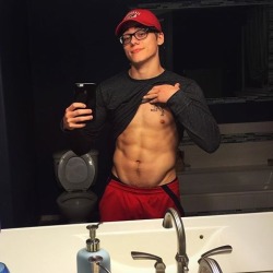 theeexposure:  There’s something about a nerd with a big dick that turns me on 🤔