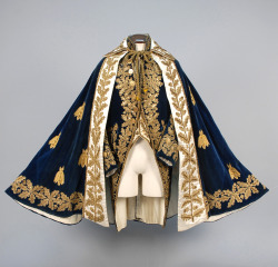 scumbugg:  18thcenturyfop:  GENTS FRENCH METALLIC EMBROIDERED COURT COAT, WAISTCOAT and CAPE, LATE 18th - EARLY 19th C. Photos used with permission from Whitaker Auction House.http://www.whitakerauction.com   @zektheterrible this is what we need to be