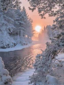 40hotmom:  amazinglybeautifulphotography:  The Ham Bend of the Gale River in the White Mountains of New Hampshire[OC] [720x960] - aristomephisto   