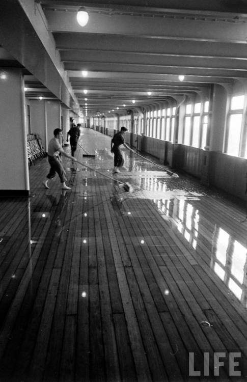 Cleaning the RMS Queen Elizabeth(Peter Stackpole. 1955)