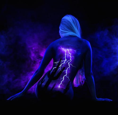 expandandfloaton:jedavu:Stunning Fluorescent Landscapes Painted on Female Bodies by Photographer and