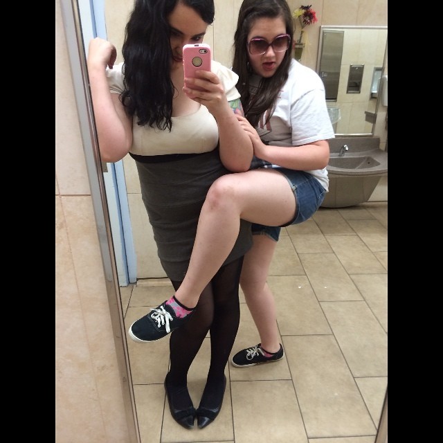 The Gero sisters are getting wild tonight 💁💁 @rachel_edge