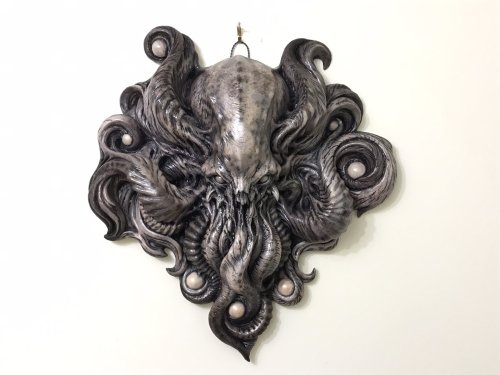 fhtagn-and-tentacles:  CTHULHU LAMP by Akihito