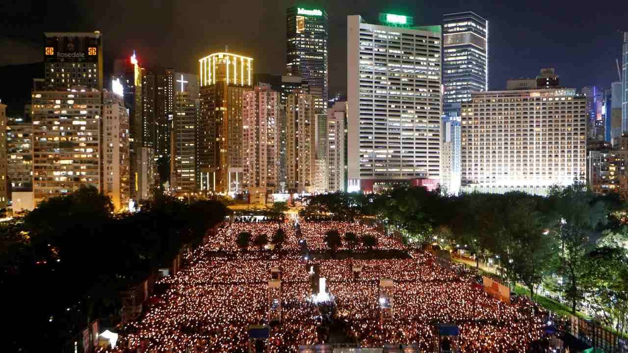 Vigilia en Hong Kong, por el 26 aniversario de la matanza de Tiananmen, que puso trágico final a las protestas pro democracia de 1989. En la actualidad, en China apenas circulan noticias o fotografías que hagan referencia a lo sucedido en las noches...
