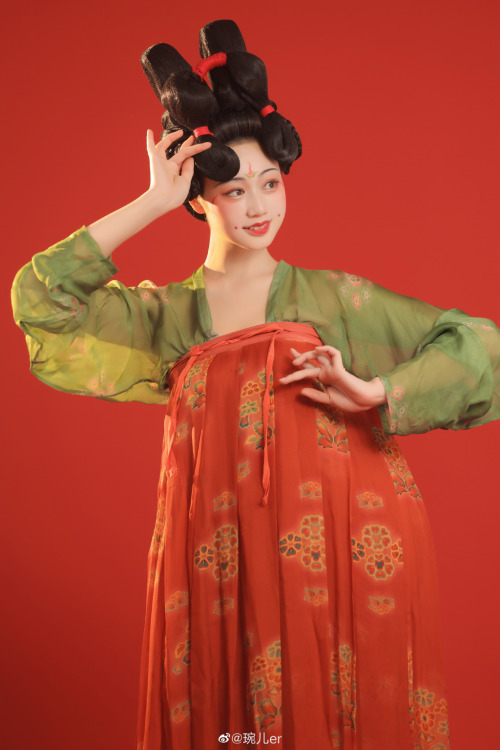 ziseviolet:fuckyeahchinesefashion:©琬儿er Chinese hanfu in Tang dynasty-style.