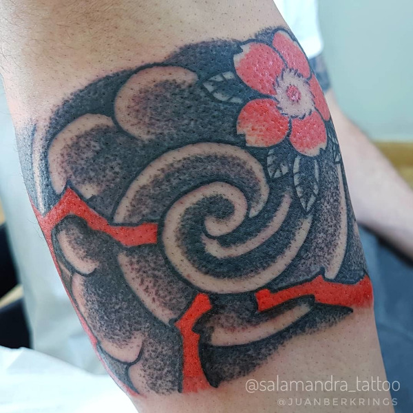 Salamandra Tattoo Family — Tatuaje de brazalete de sakuras con fondo japonés ...