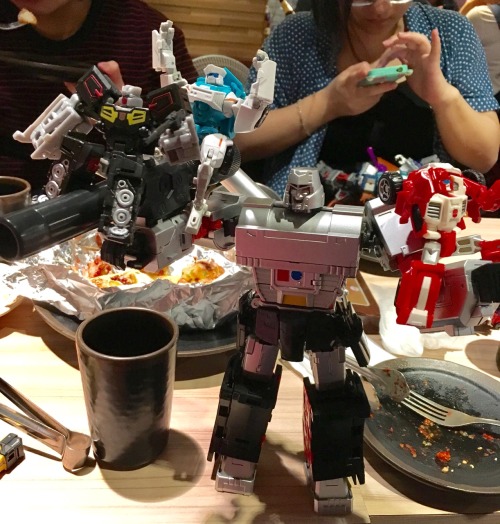 fabail:I had a great birthday with @tfwatermelon, @eabevella and friends! We went to a Hasbro discou