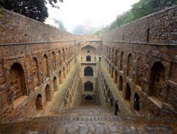 ireneandowls:  mymodernmet: Journalist Victoria Lautman Spent Four Years Documenting India’s Crumbling Subterranean Stepwells Before They Disappear 