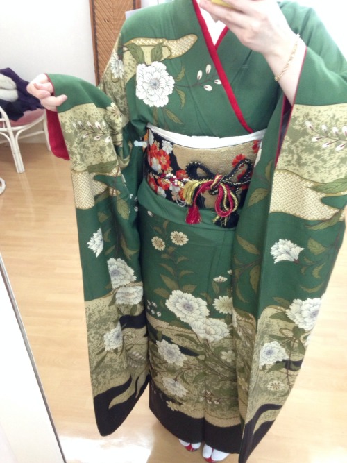 letslovekimono:Green furisode with red black and gold accents.