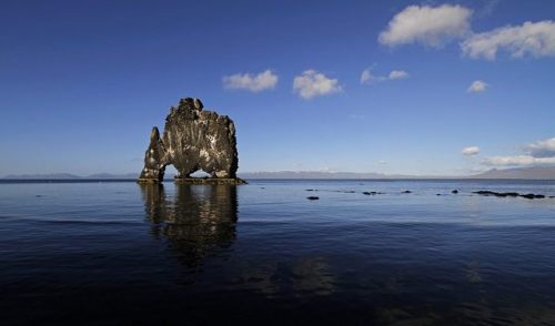 Dragon rockHivitserkur is a 15 metre high volcanic plug, the eroded remains of magma frozen on its w