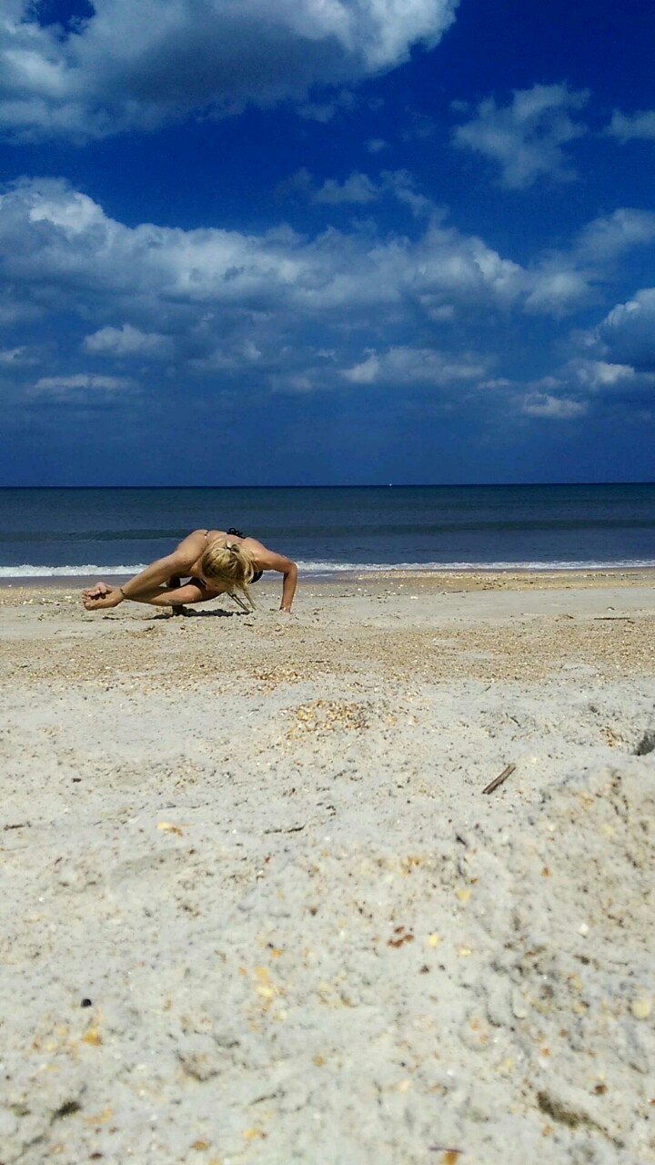 sexual-scorpio-stoner:  beach goddess  Yes. Yes you are