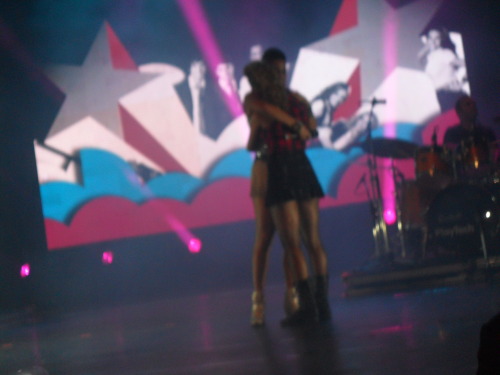 world-the-moon:  Meew chorei mtoo nessa hora, foi mtoo emocionante. LuMel em SP  27/01/13 