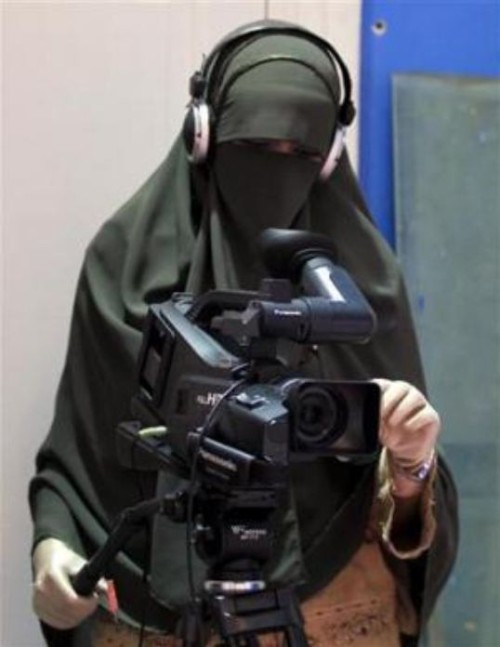 d-o-r-ia-n:  belleblogs:  moosefeels:  gharibafisabilillah:  “Oppressed” Muslim Women   This images are so important because when people (esp. people who identify vocally as feminists) say that the veil prevents women from doing things, that