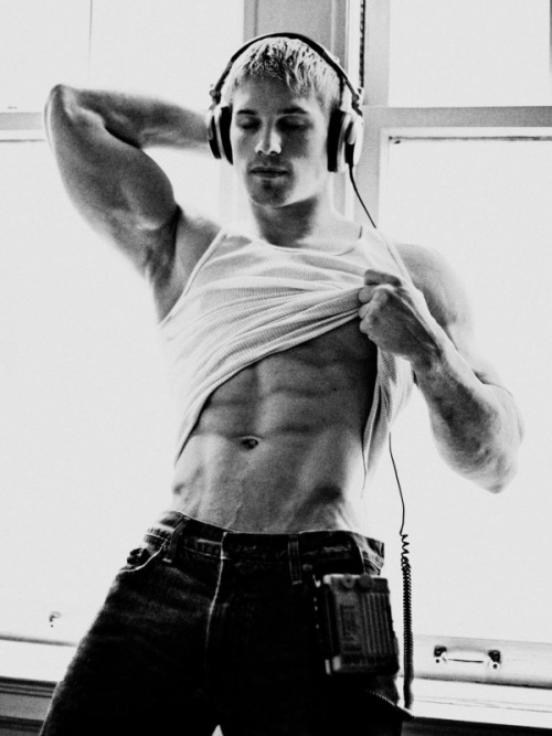 hothmnboys:  flood-shadow-in-zoo:  Daniel Rumfelt American Athlete & Fitness Model part 01  That’s a beautiful man